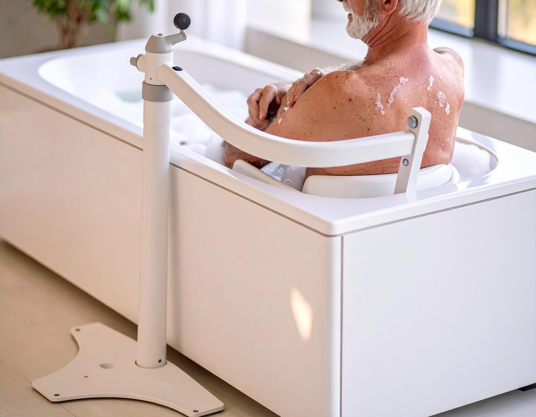 Senior sitzt in Badewanne mit Badewannenlifter an der Seite