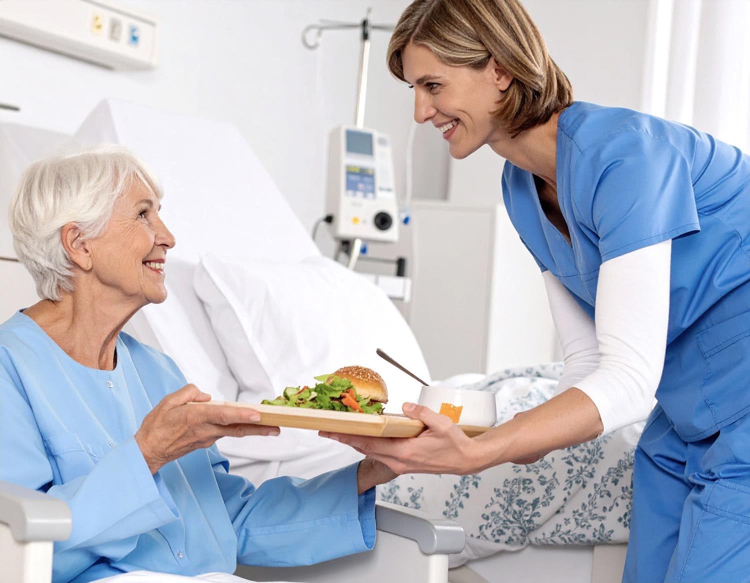 Pflegekraft bringt einer älteren Frau im Krankenhaus ein Tablett mit Essen