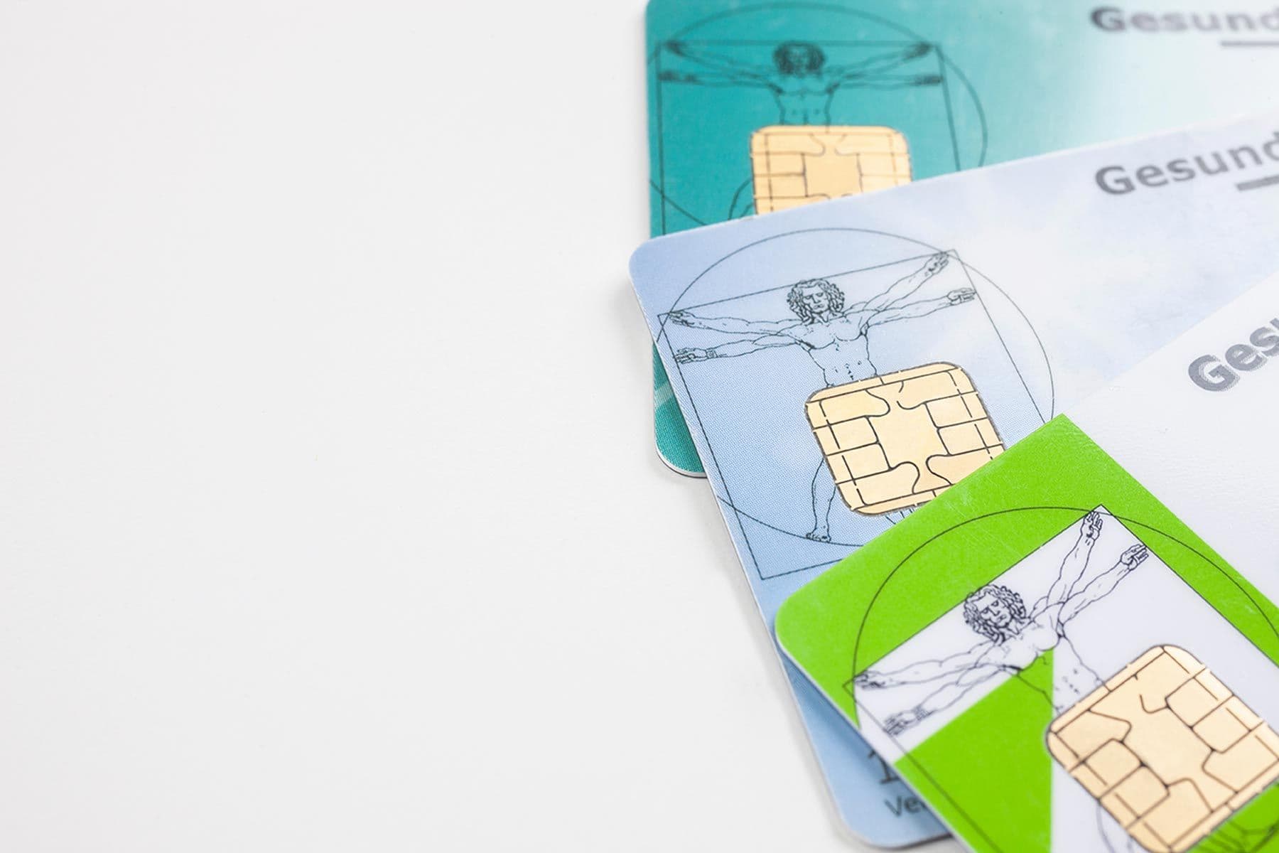 Drei gestapelte Gesundheitskarten