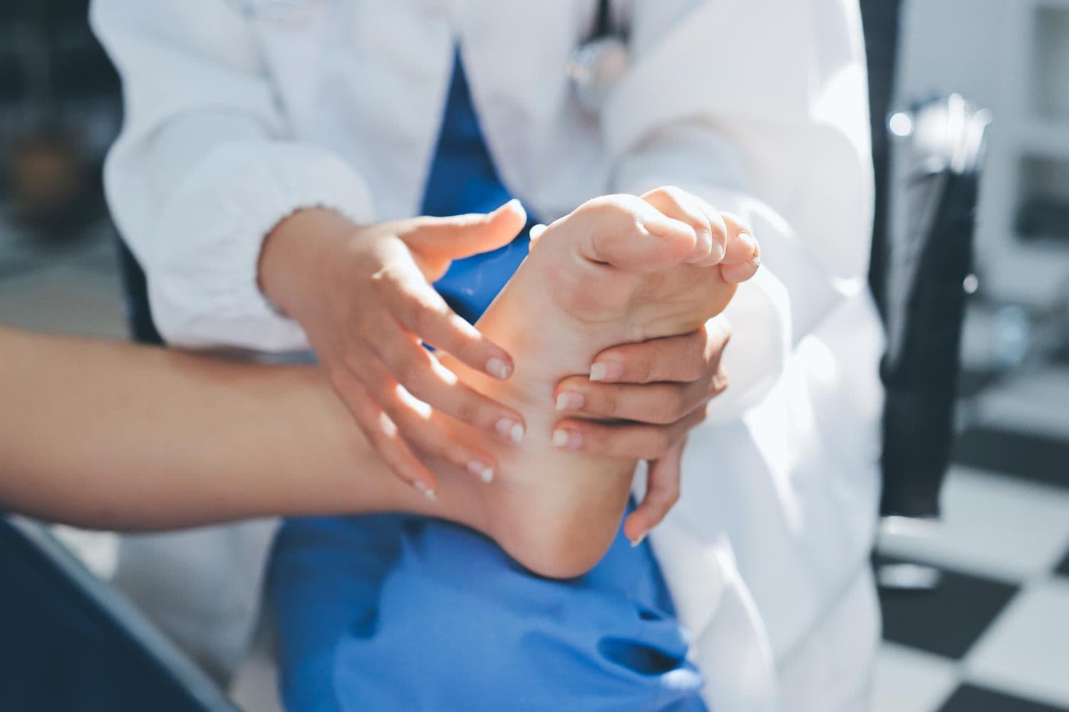 Arzt untersucht den Fuß eines Patienten