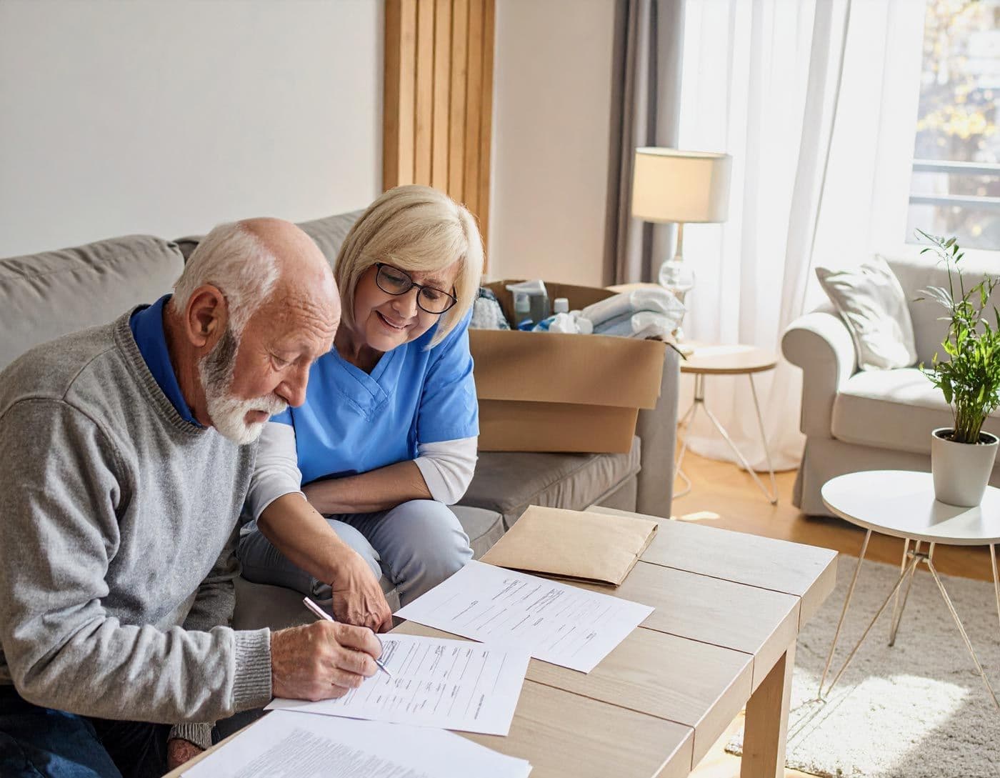 Eine Beraterin unterstützt einen älteren Mann beim Ausfüllen von Dokumenten an einem Holztisch