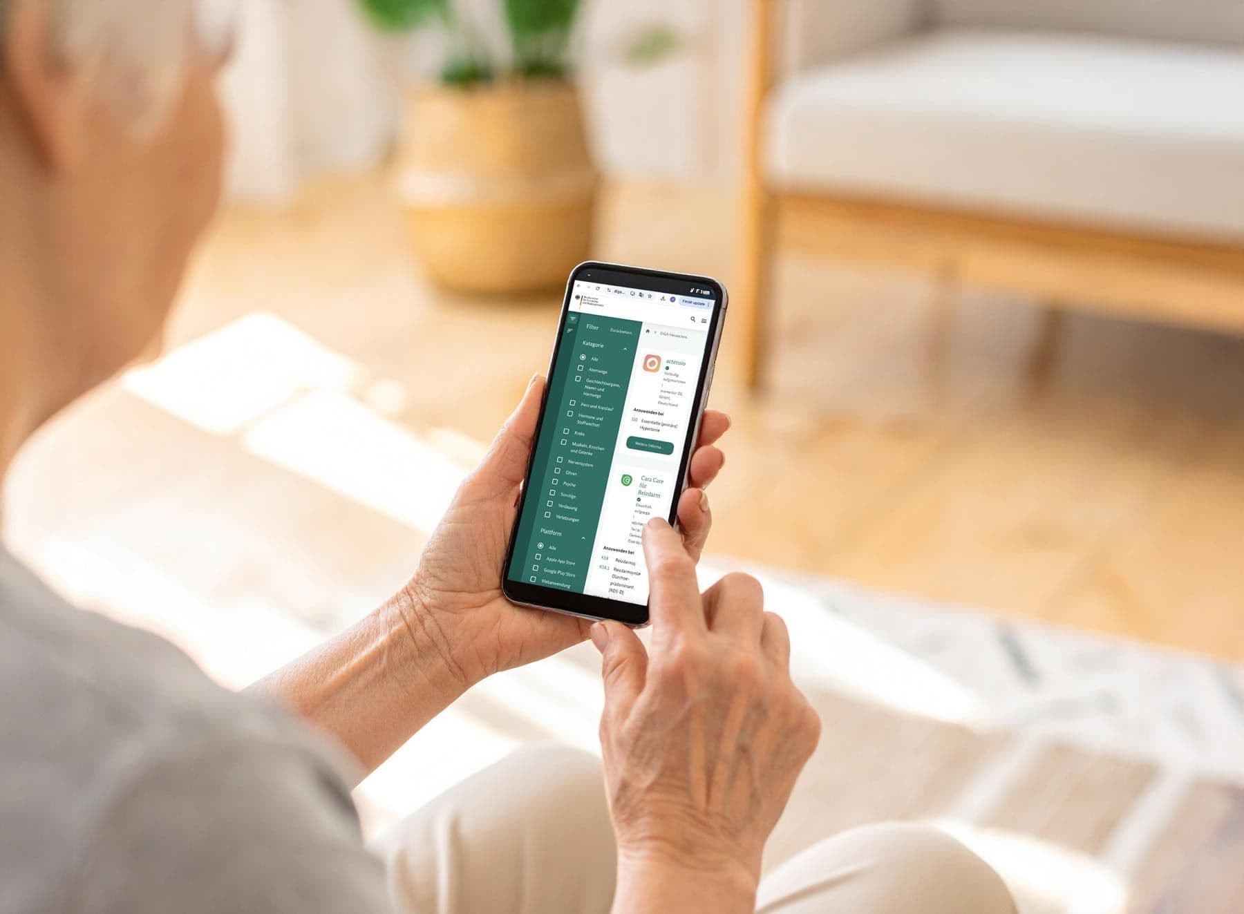 Ältere Person hält Smartphone mit DiGA-Leitfaden in der Hand