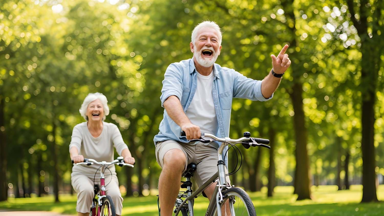 Älteres Paar fährt Fahrrad im Park